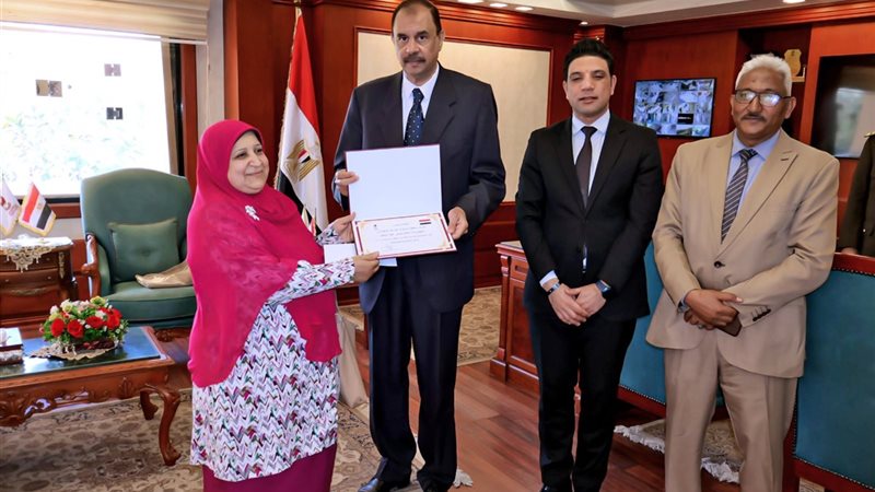 محافظ سوهاج يكرم