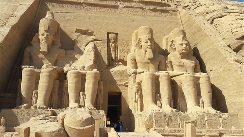 حكم استغلال السائح