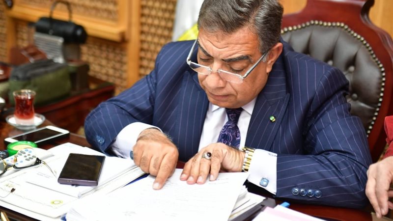 محافظ الدقهلية أثناء
