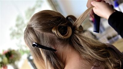 طرق طبيعية لزيادة كثافة الشعر.. العناية بالتغذية والتدليك