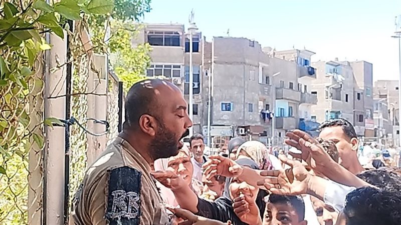 شاب يوزع الحلوي والعيش