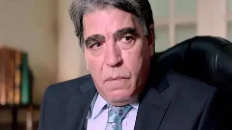 الفنان الراحل محمود