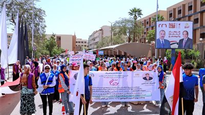 بمشاركة 400 شاب وفتاة.. محافظ سوهاج يطلق إشارة بدء ماراثون المشي 
