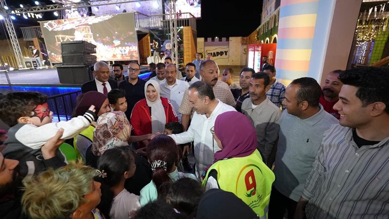 محافظ أسيوط مع الأطفال