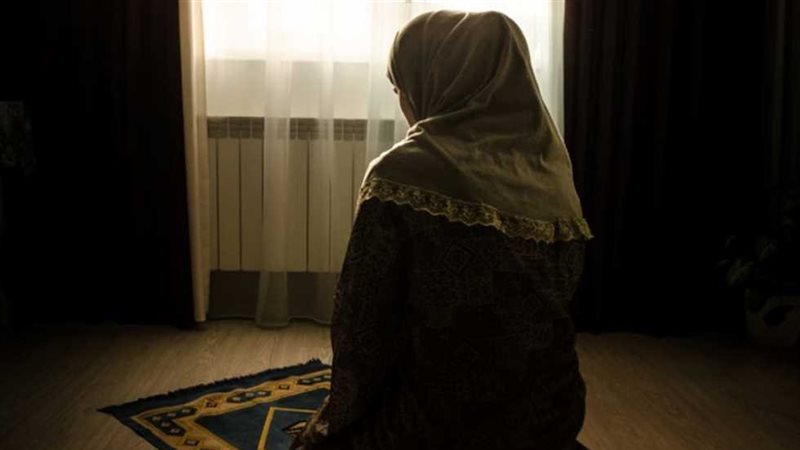 صلاة المرأة امام