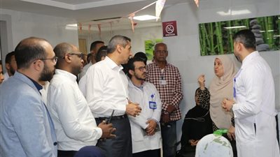 محافظ السويس يوجه بالتواصل مع المرضي خلال جولته بمستشفى صحة المرأة والطفل