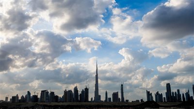 طقس الإمارات..  صحوًا بشكل عام مع بعض الغيوم الخفيفة 
