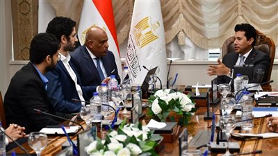 وزير الشباب والرياضة يبحث تفعيل الرقمنة المالية والإدارية بمراكز الشباب