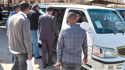 رئيس مدينة طامية بالفيوم يتابع مواقف السيارات ويوجه بالالتزام بالتعريفة الجديد