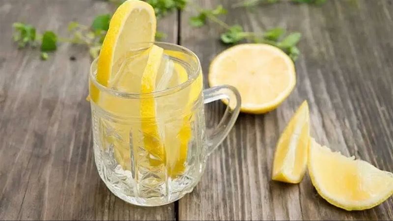 كوب الماء بالليمون