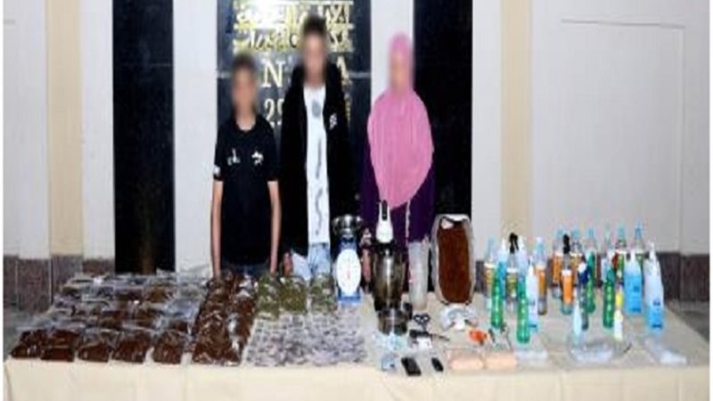 المتهمين وأمامهم