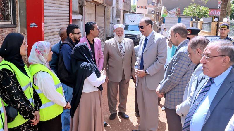 جانب من زيارة محافظ