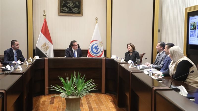 وزير الصحة مع احد