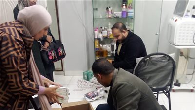 غلق مركز تجميل مخالف ومصادرة مستحضرات مجهولة المصدر بنجع حمادي