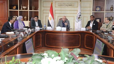 محافظ بني سويف يعقد اجتماعاً مُوسعا لاستكمال تطوير منظومة تعبئة وتنمية الموارد