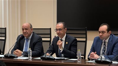 حوافز جماعية وحماية قانونية وقيادة محترفة..خطة لجنة الصحة للنهوض بالفرق الطبية