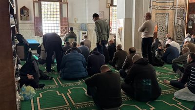 أسيوط تودّع زوجة وطفل رئيس المحكمة الاقتصادية ضحايا حادث الطريق الصحراوي