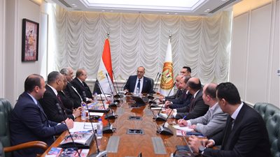وزير العمل يلتقي ممثلي 