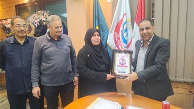 نقابة تمريض أسيوط تمنح وكيل وزارة الصحة درع التقدير لدعمه المتواصل
