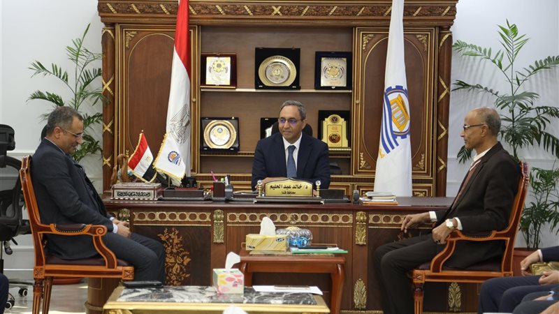 محافظ قنا