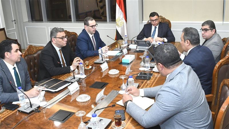 الوزير أثناء الاجتماع