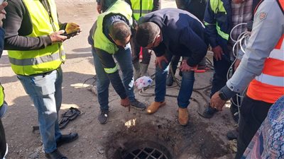 رئيس شركة مياه القليوبية يتفقد الهبوط الأرضي المفاجئ بشارع سرياقوس بالخانكة