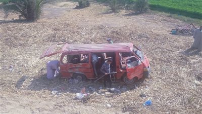 مصرع وإصابة 16 شخصًا من عائلة واحدة في انقلاب ميكروباص على الطريق بأسيوط