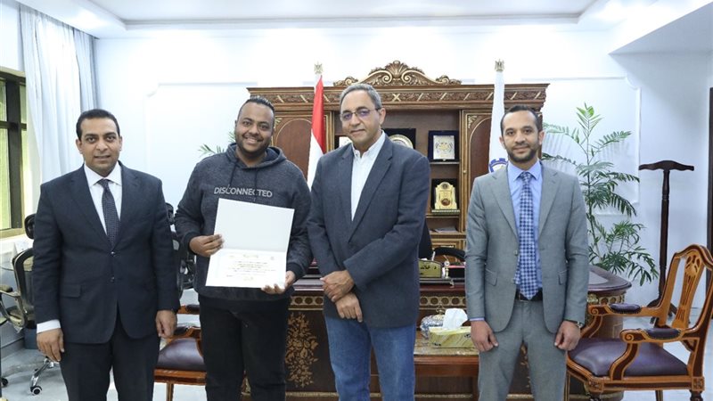 محافظ قنا