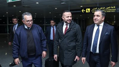 استقبال بعثة الأهلي بالورود في دولة الجزائر الشقيقة استعدادا لمباراة الشبيبة 