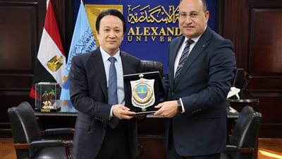 رئيس جامعة الإسكندرية يستقبل الخبير الدولي الدكتور ين لي 