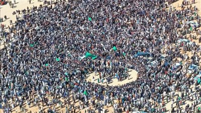 حشود كبيرة في تشييع جثمان سيف الإسلام القذافي في بني وليد غرب ليبيا