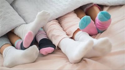 النوم بالجوارب.. هل تمنح راحة شتوية أم تشكل خطر صحي ؟