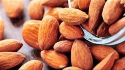 لماذا ينصح الخبراء النساء بتناول اللوز يوميا لصحة أفضل ؟ 	