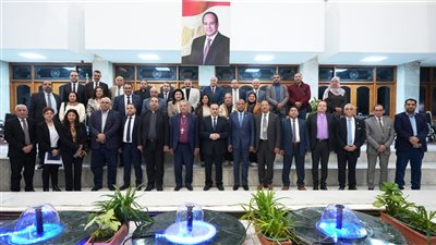 محافظ أسيوط يتسلم 30 كرسيًا متحركًا لمدارس التربية الفكرية