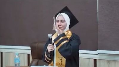 «شكرا لأنكم ربتونا بحب».. باحثة أزهرية تبكي الحضور في مناقشة الماجستير 