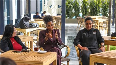 رئيس لجنة تطوير الكرة النسائية بالفيفا تجتمع بالجهاز الفني لمنتخب مصر