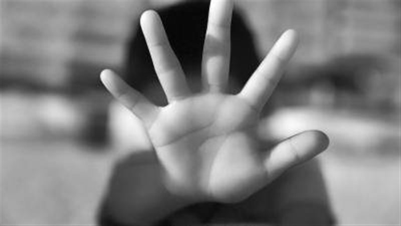 التحقيق مع سباك بتهمة