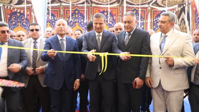 وزير الزراعة ومحافظ القاهرة يفتتحان معرض السلع والمنتجات الغذائية بباب الشعرية