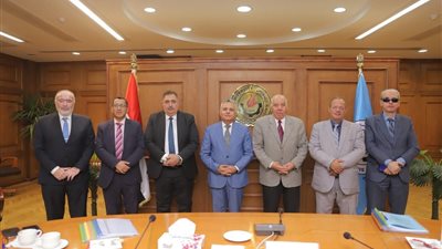 رئيس جامعة السويس يترأس لجنة اختيار القيادات الجامعية