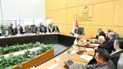 وزيرالإسكان يترأس اجتماع لجنة السياسات للشركة القابضة لمياه الشرب والصرف الصحى