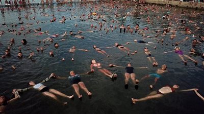  الأرجنتين تسعى لتحطيم الرقم القياسي لأكبر عدد من الأشخاص يطفون بوقت واحد
