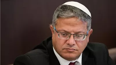 بن غفير يثير الجدل بمحاولته فتح الشمبانيا خلال فعالية رسمية
