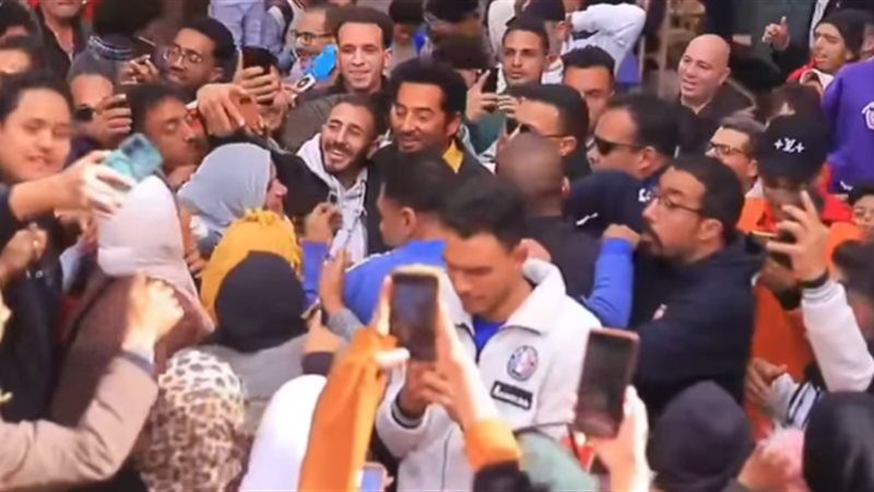 التفاف الجمهور حول