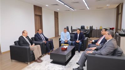 محافظ دمياط يتابع القوافل الطبية للقرى الأكثر احتياجًا لتعزيز الرعاية الصحية
