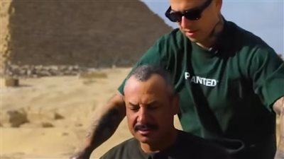 الحلاق العالمي فيكتور فونتانيز يتصدر الترند بعد حلق شعر مسن بجوار الاهرامات 