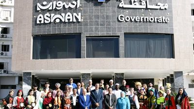 محافظ أسوان يكرم الوفود المشاركة في الدورة الـ13 لمهرجان الثقافة والفنون