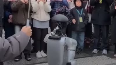 روبوت بشري يخطف الأنظار في شوارع باريس ويحيي الجمهور 