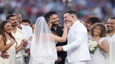 على أرض الملعب أمام الملايين.. عروسان يفاجئان خلال 