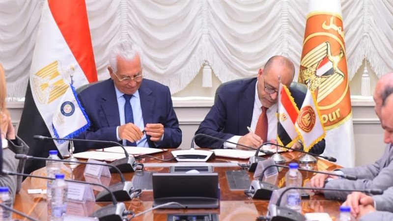 جانب من توقيع البروتوكول