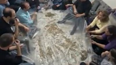 مسائية في الأناضول.. منزل تفرش فيه أكياس بذور عباد الشمس على الأرض